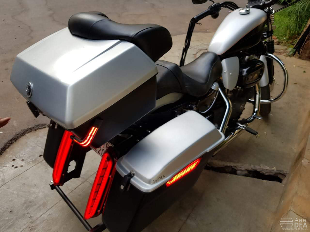 Lockable side pannier latches with keys for Harley Sportster 48