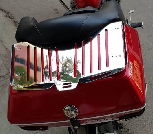 Harley Davidson Street Bob 2018 converted into touring motorcycle with AeeDEA top box