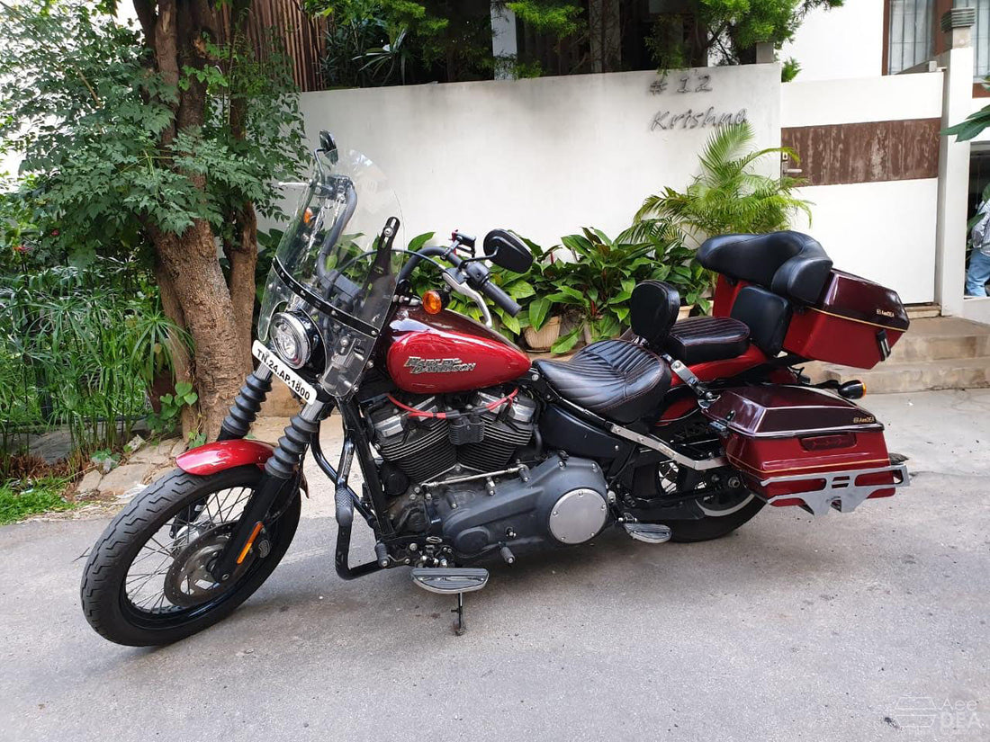 AeeDEA Street Bob 2018 touring top box installed on Harley Davidson motorcycle